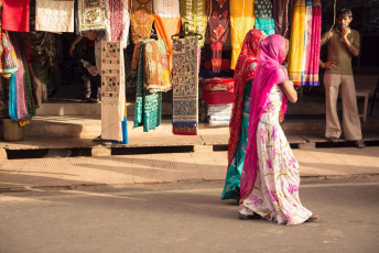 Textiles y mujeres en saris de colores en las calles de Udaipur - Imagen de Pablo Rogat