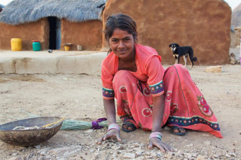 Mujer india tradicionalmente vestida en las zonas rurales y pueblos de Jaisalmer. Ellas viven en chozas de barro y cañas - Imagen de Yavuz Sariyildiz