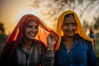 Mujeres posando en el campo en Udaipur, India - Imagen de Costas Anton dumitrescu
