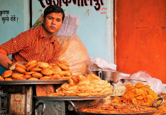 Vendedor de dulces indios y bocadillos en Jaipur - Foto de Neale Cousland
