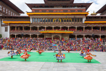 Miles de personas presencian el festival de baile de máscaras en Thimphu, Bhutan © Sammy L / Shutterstock
