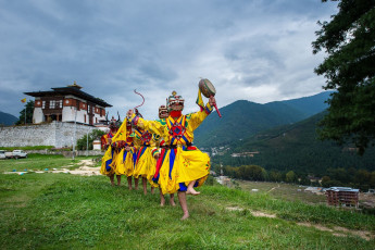 Monje disfrazado realiza danza tradicional en el festival de Tsechu en Thimphu Bhutan © theskaman306 / Shutterstock