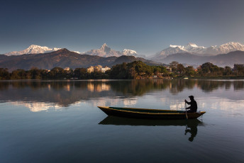 Hermoso paisaje del lago Phewa con montañas al fondo reflejadas en el lago, Machapuchare-Fishtail, Annapurna y otras cadenas montañosas, Pokhara, Nepal © danm12 / Shutterstock