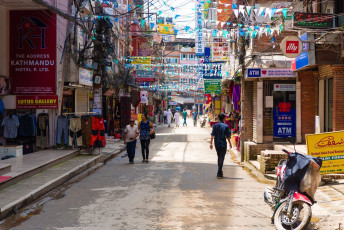 Vista del distrito de Thamel, centro de la industria turística de Katmandú, con una amplia gama de tiendas de artículos de montañismo, bares y restaurantes© Constantin Stanciu / Shutterstock