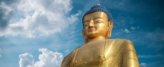 Estatua dorada de Buda de Swayambhunath, Kathmandu, Nepal© Skreidzeleu / Shutterstock