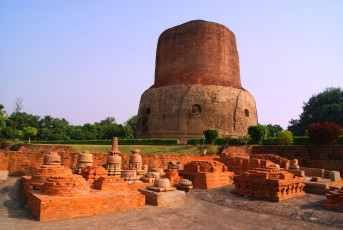 Stupa budista en las ruinas del templo de Panchaytan, Sarnath, Varanasi, India © sarintra chimphoolsuk / Shutterstock