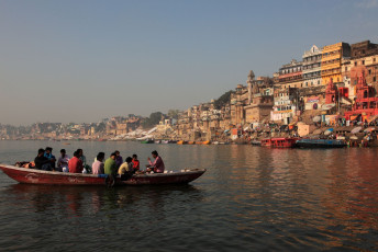 Peregrinos pasean en bote en el sagrado río Ganges en Varanasi, Uttar Pradesh, India Varanasi es el lugar de peregrinación más popular de la India© AJP / Shutterstock
