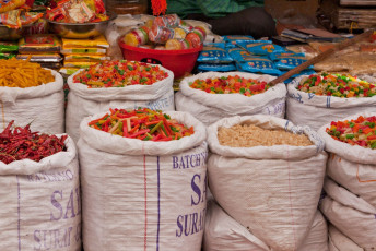 Sacos de pasta coloreada apilados en mercado local. Los alimentos secos se han vuelto cada vez más populares en los últimos tiempos en la India© pjhpix / Shutterstock