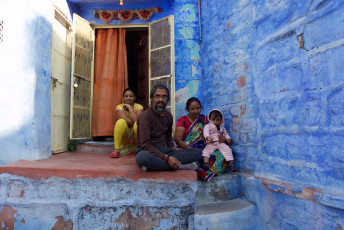 Familia india con bebé pequeño sentado fuera de su casa en Jodhpur, la Ciudad Azul de Rajasthan © Claudio Soldi / Shutterstock