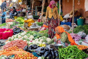 Comerciante de alimentos vende verduras en el mercado callejero de la ciudad de Jaipur, Rajasthan, India © OlegD / Shutterstock
