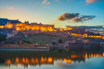 Vista nocturna del Fuerte Amer Fort en Jaipur, Rajasthan © Richie Chan / Shutterstock