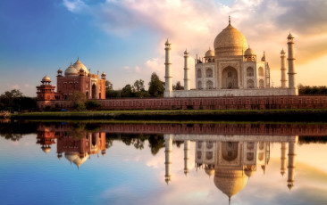 Taj Mahal visto desde Mehtab Bagh al atardecer, reflejado en el río Yamuna, Agra © Roop_Dey / Shutterstock