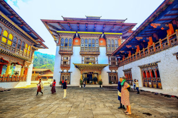 Turistas dentro de Punakha Dzong, Bhutan © SP rabbito / Shutterstock