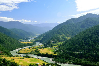 Vista del valle de Punakha desde Khamsum Yulley Namgyal Chorten, Punakha, Bhutan © Chandy Benjamin / Shutterstock