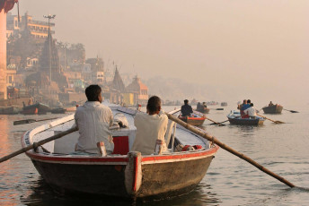 Paseo en barco por la mañana temprano en el Ganges, Varanasi - Imagen de AMA