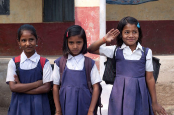 Niñas rurales indias felices en su escuela, Rajasthan - Imagen de CRSHELARE
