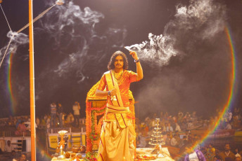 Sacerdote hindú realiza el ritual religioso de Ganga Aarti (puja de fuego) en Dashashwamedh Ghat, Varanasi - Imagen de Alexandra Lande