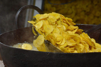 Friendo chips de plátano en Kochi, Kerala, sur de la India - Imagen de rklfoto