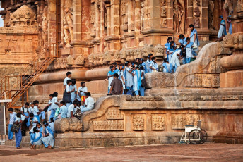 Escolares visitan el famoso Templo Brihadishwarar en Tanjore (Thanjavur), Tamil Nadu - Imagen de F9photos