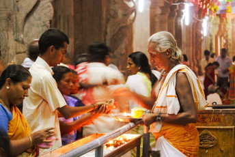 Fieles en el Templo Meenakshi Amman en Madurai, India - Imagen de Arpad Benedek