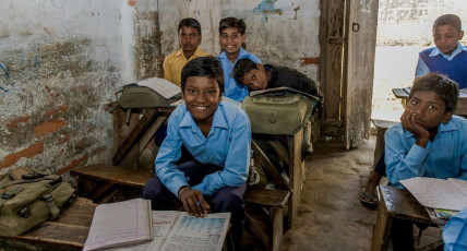 Indios pupilos en una escuela local en Madhya Pradesh - Imagen de recorrido Stock