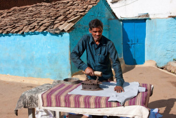 Hombre planchando ropa con plancha de hierro de época - Imagen de Radiokafka