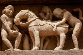 Famoso bajorrelieve de piedra de talla erótica, Templo Lakshmana, Khajuraho, India - Imagen de F9photos