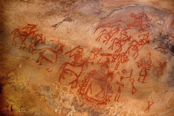Pinturas en la pared de cuevas indicant el talento artístico expresado por habitantes primitivos de las cuevas en Bhimbetka cerca de Bhopal en Madhya Pradesh, India, Asia - Imagen de Mahantesh C Morabad