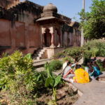 familia-disfrutando-en-Din-Hardaul-Phool Bagh-of-Orchha