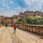 Sadhu-se-sienta-a-la-entrada-del-complejo-Orchha-fort