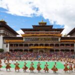 festival-de-danza-de-mascaras-en-el-enorme-patio-de-thimphu-dzon
