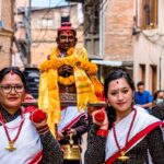 Newari-gente-cargando-una-estatua-de-Shankhadhar-Shakehand-