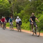 Personas-en-bicicleta-en-Anuradhapura-Sri-Lanka