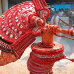 Un-bailarin-con-un-tocado-rojo-en-una-tradicion