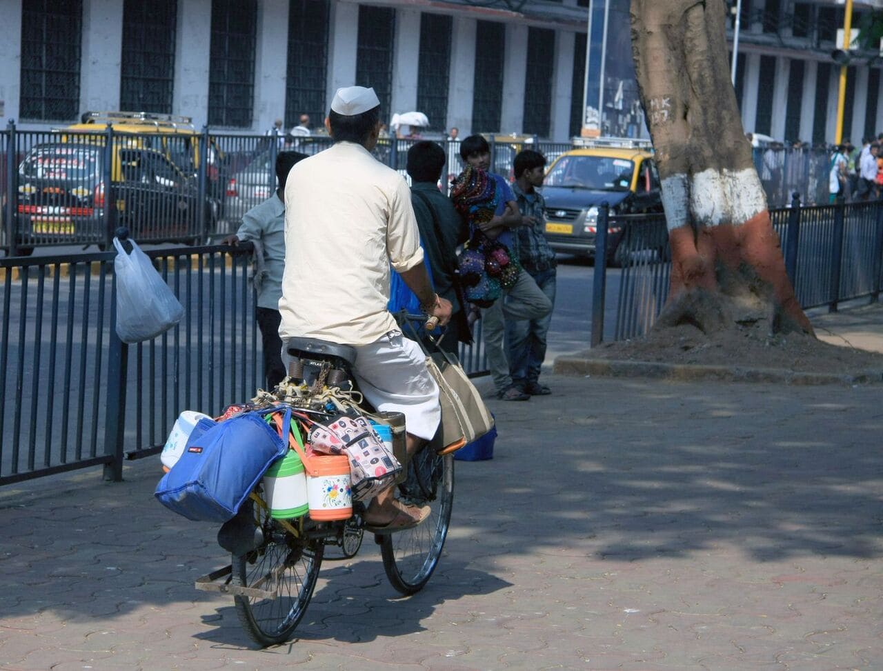 Dabbawala entrega dabba en bicicleta Mumbai