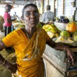 señora-vendiendo-melones-en-el-mercado-de-Jaffna