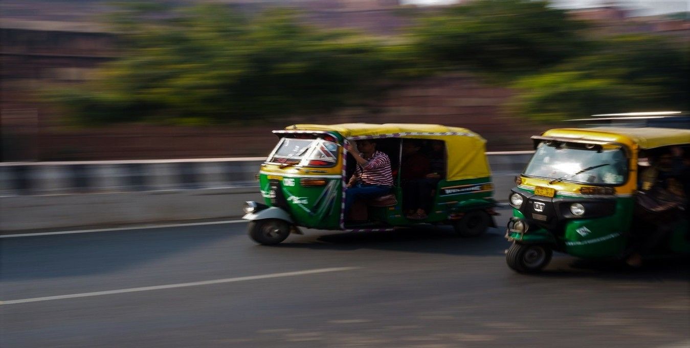 Los tuk tuks eléctricos de Agra ahorran petróleo al transportar pasajeros rápidamente