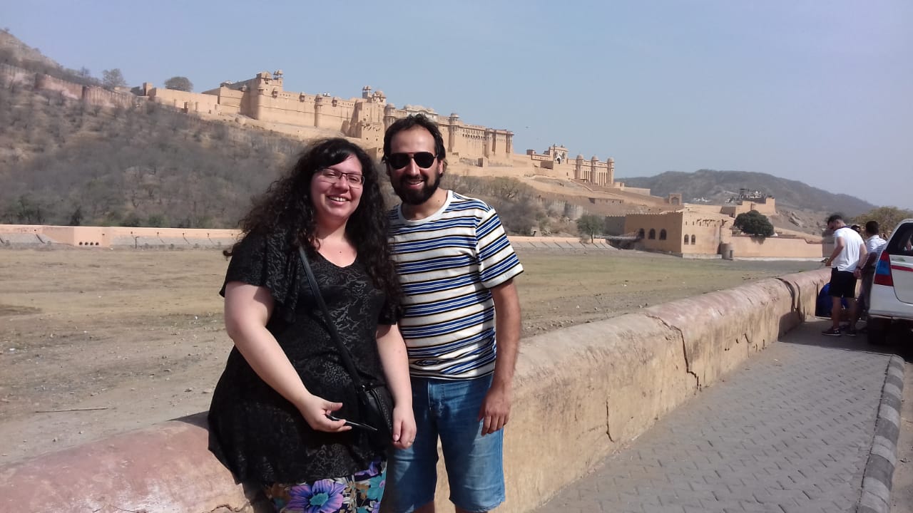 Nuestros clientes de España fotografiados frente al Fuerte Amer en Jaipur.
