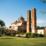 los-pilares-gemelos-de-sawan-bhado-ubicados-cerca-de-palki-mahal-orc