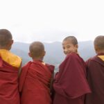 monjes-en-el-monasterio-karchu-dratshang-bhumthang